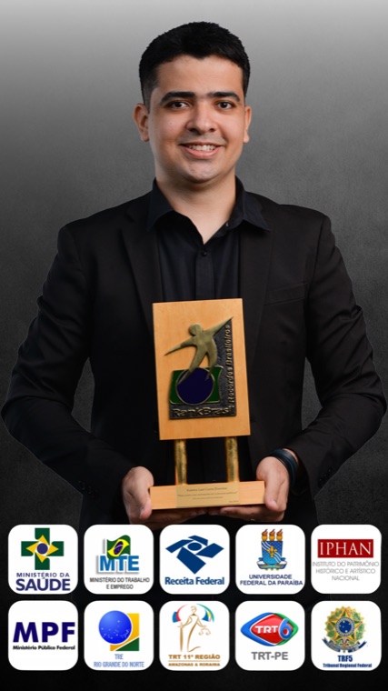 Kalebe Dionísio com o troféu do recorde RankBrasil, sobre os selos dos dez órgãos em que foi nomeado